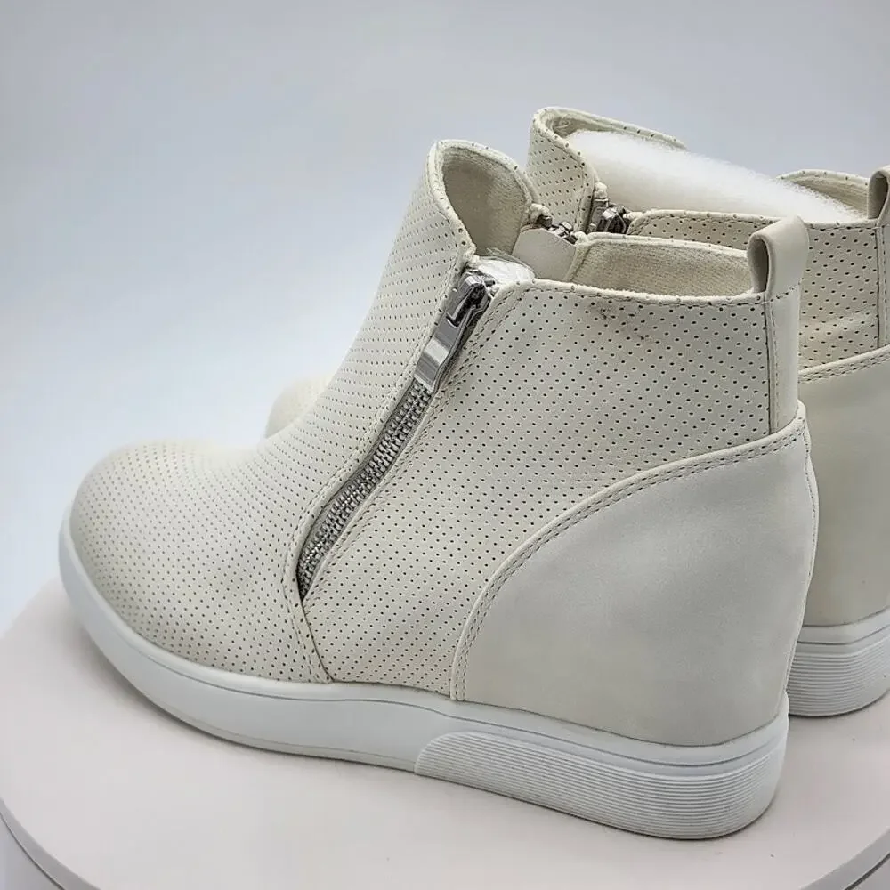NEW Journee Collection Pennelope Ivory Wedge Sneakers Women's Size 10 Side Zip